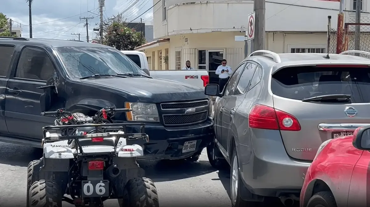 Tres accidentes viales generan heridos y cortes de luz en la ciudad.