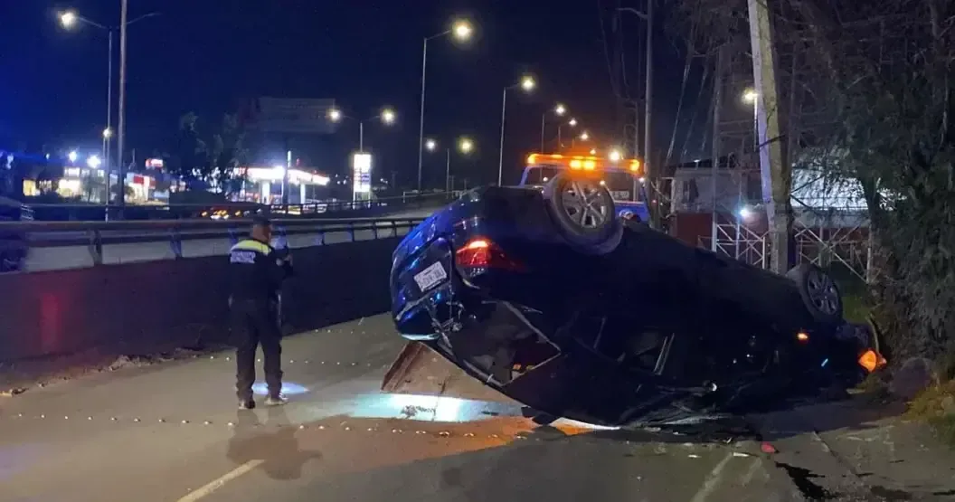 Un hombre perdió el control de su vehículo en Saltillo, ocasionando un accidente y abandonando su auto tras el impacto.