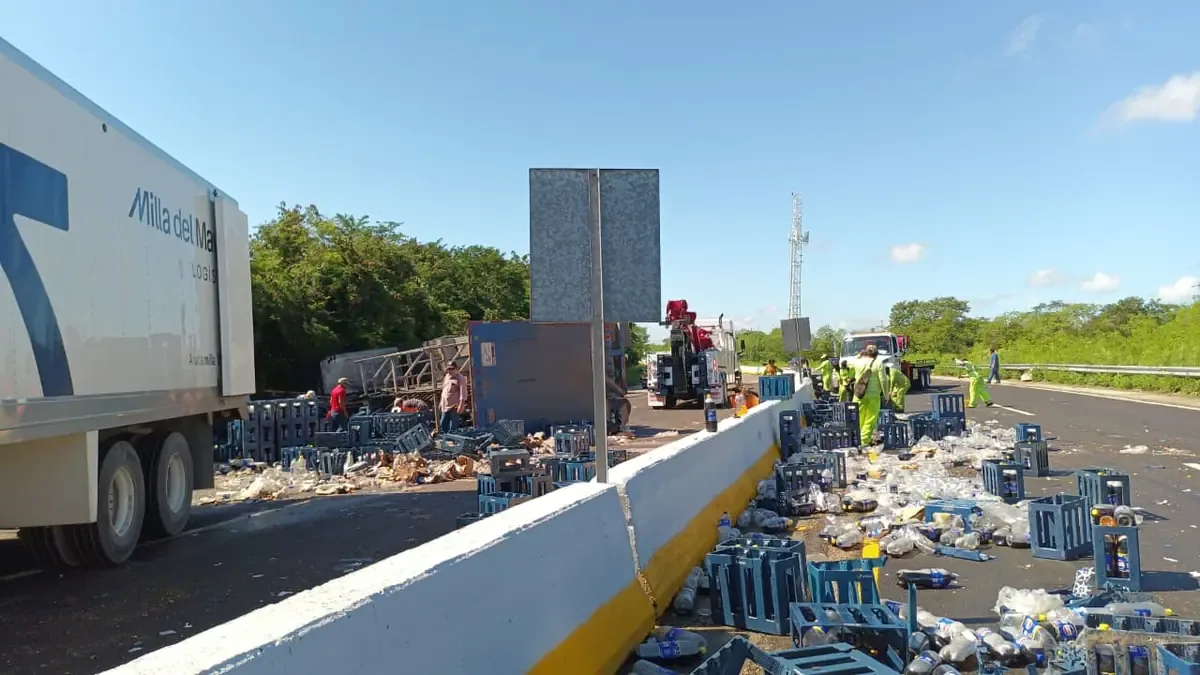 El accidente complica la circulación en una de las vías más transitadas de Yucatán, causando retrasos significativos.