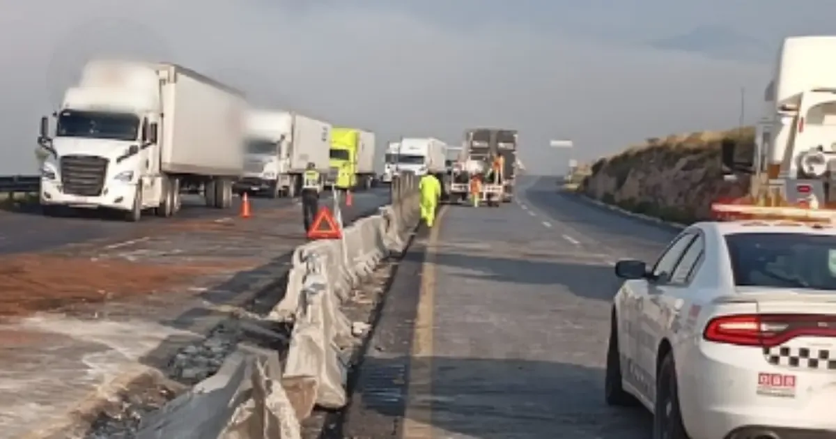 Diversas autopistas en el Estado de México enfrentan cierres parciales y totales debido a accidentes.