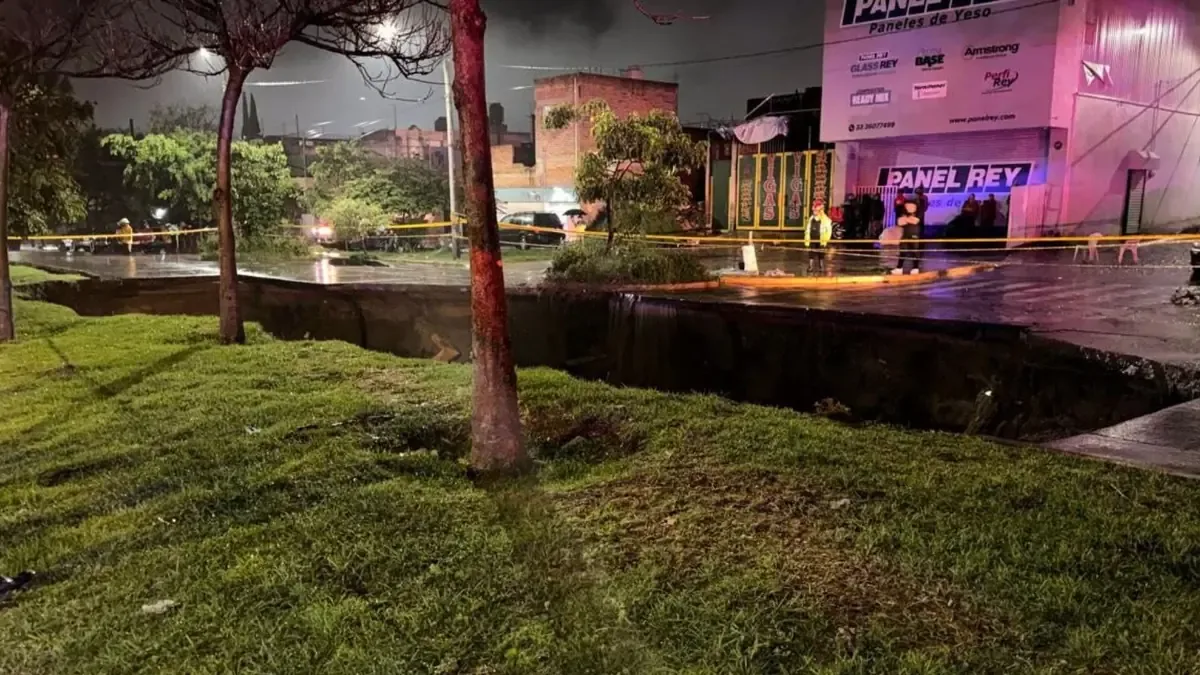Un socavón en Tonalá lleva a las autoridades a cerrar la zona y coordinar con servicios de emergencia.