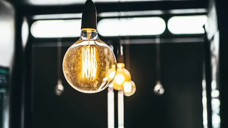 Actividades cotidianas que dependen de la electricidad para su funcionamiento óptimo.