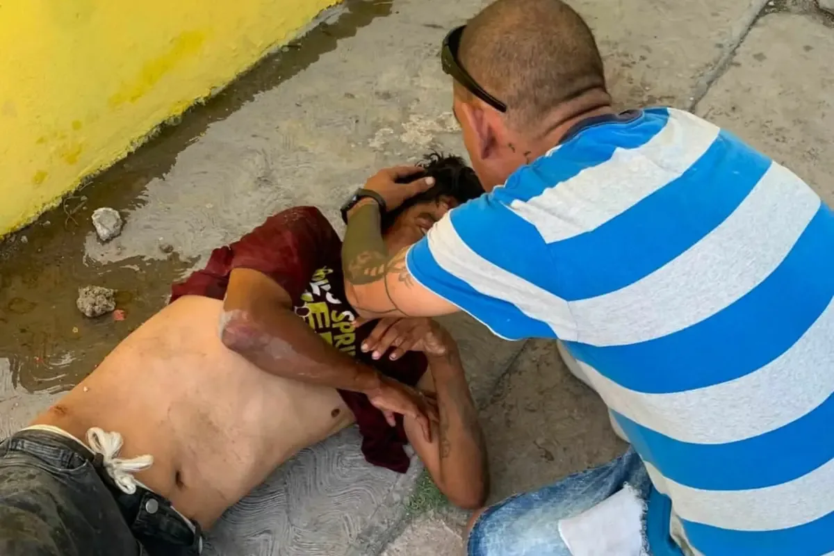 Un activista busca a la familia de un joven que rechazó ayuda en un hospital.