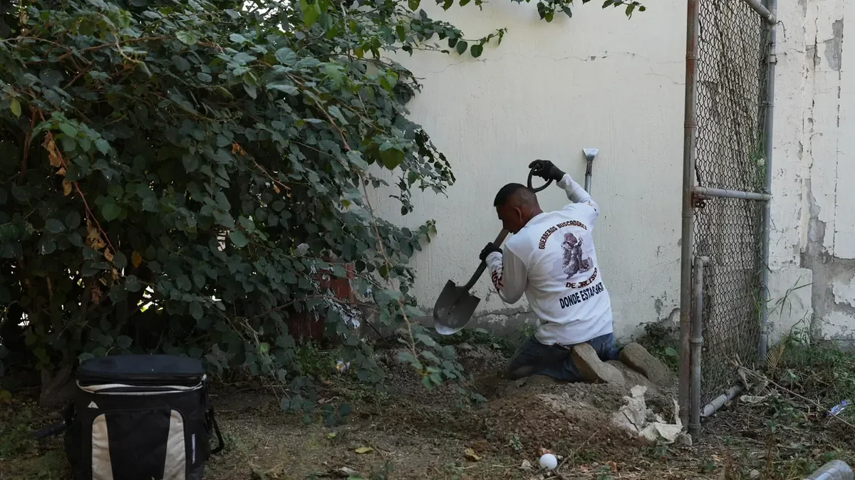 Activistas buscan cuerpos de desaparecidos en medio de la violencia del cartel en México.