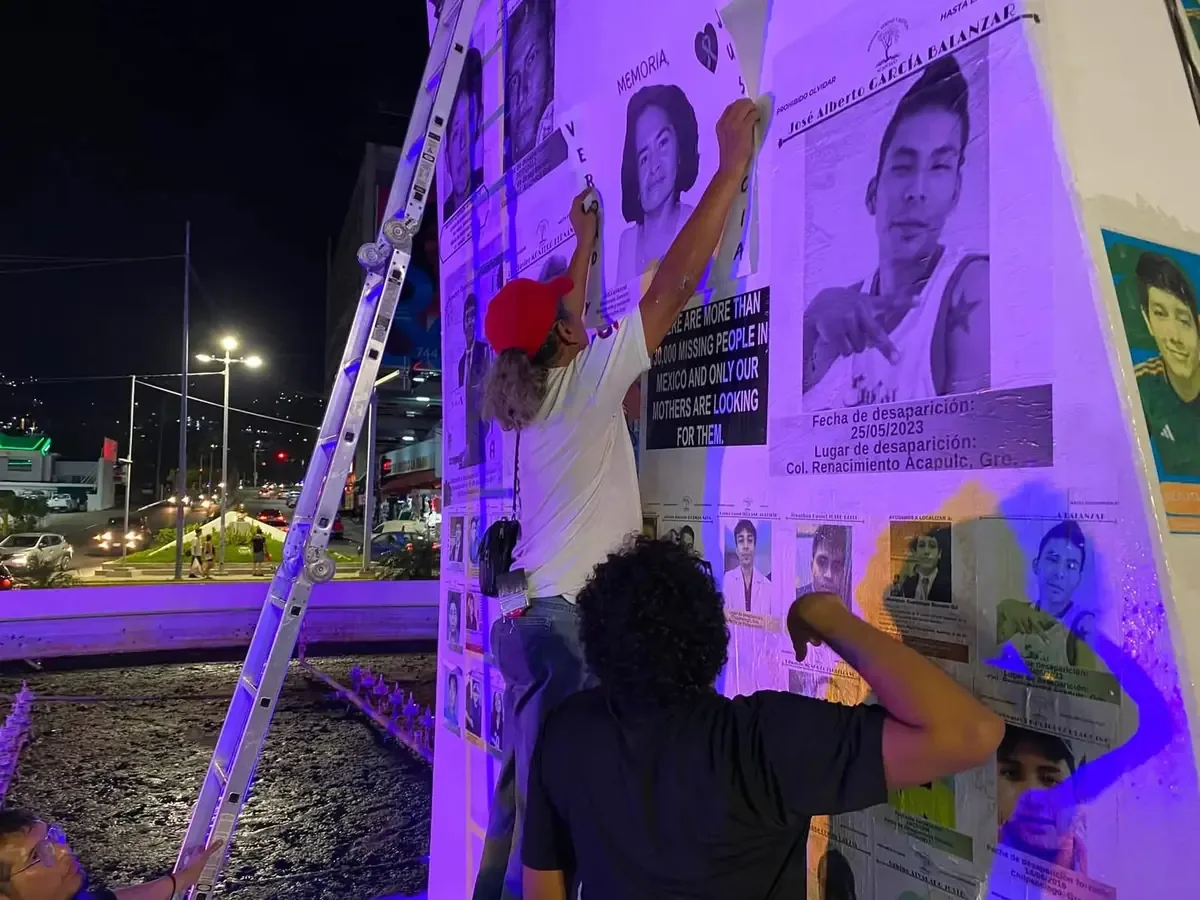 Activistas colocan fichas de búsqueda para reivindicar los casos de personas desaparecidas en Acapulco.