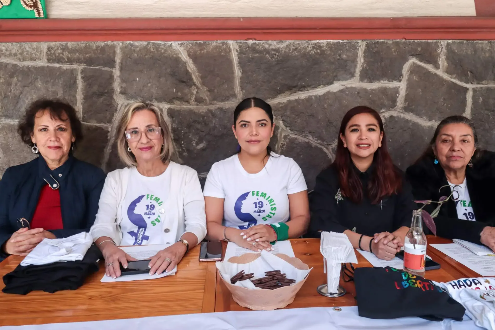 Activistas de la Colectiva Feminista 19 de Marzo demandan acción y diálogo a diputada.