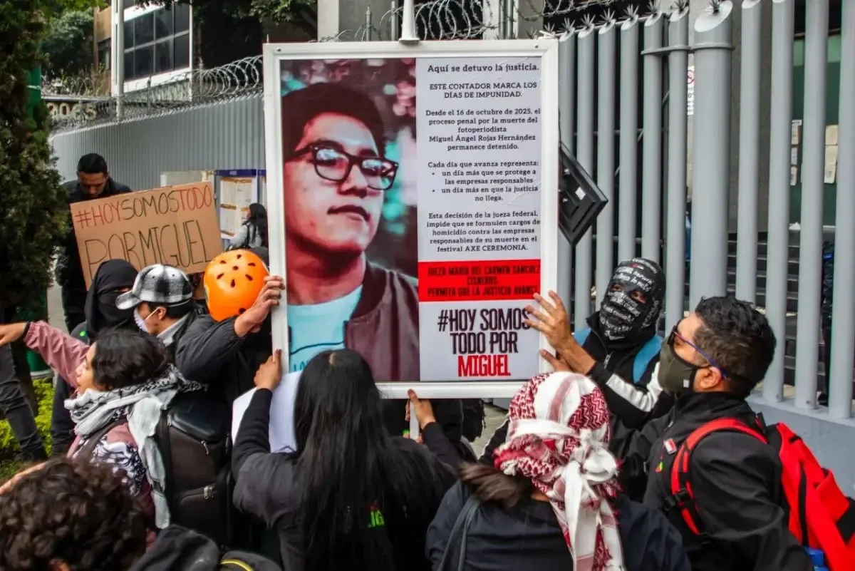 Activistas exigen justicia en el caso de Miguel Ángel Rojas en CDMX.