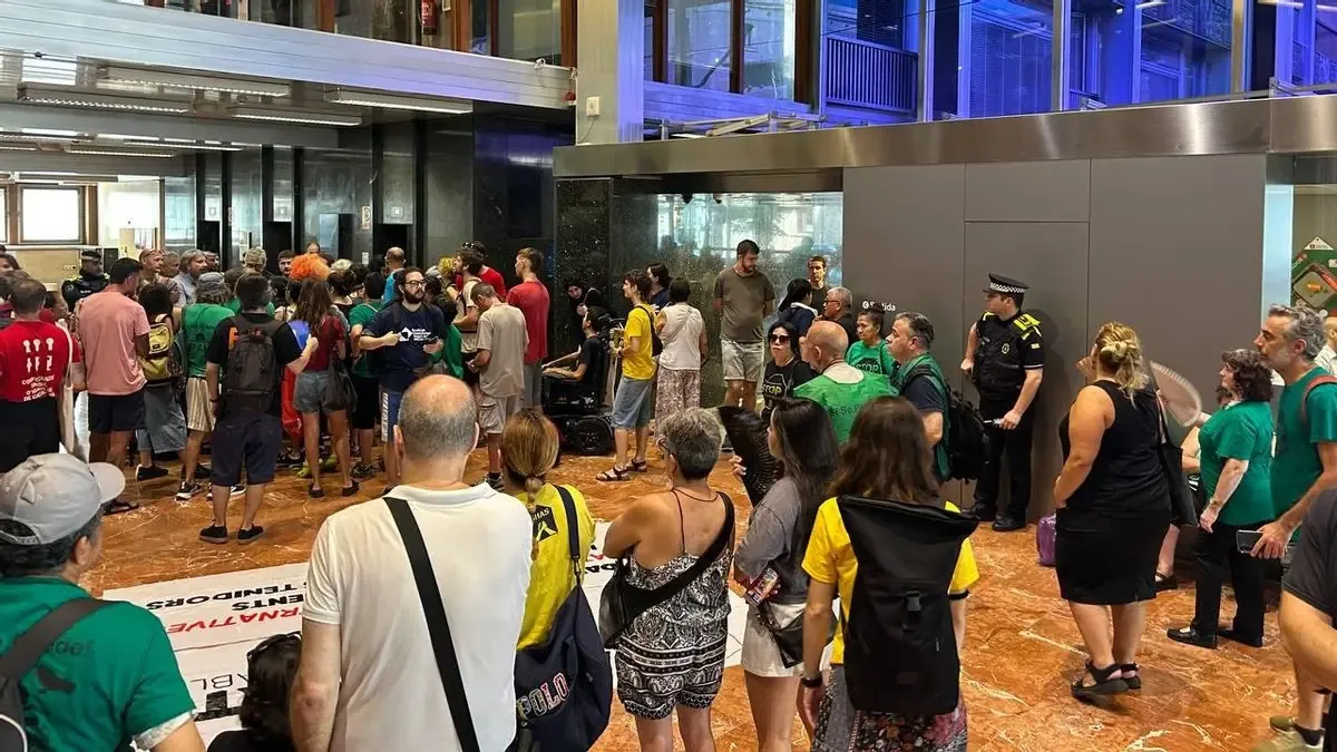 Decenas de manifestantes exigen medidas por la crisis de alojamientos de emergencia en la ciudad.