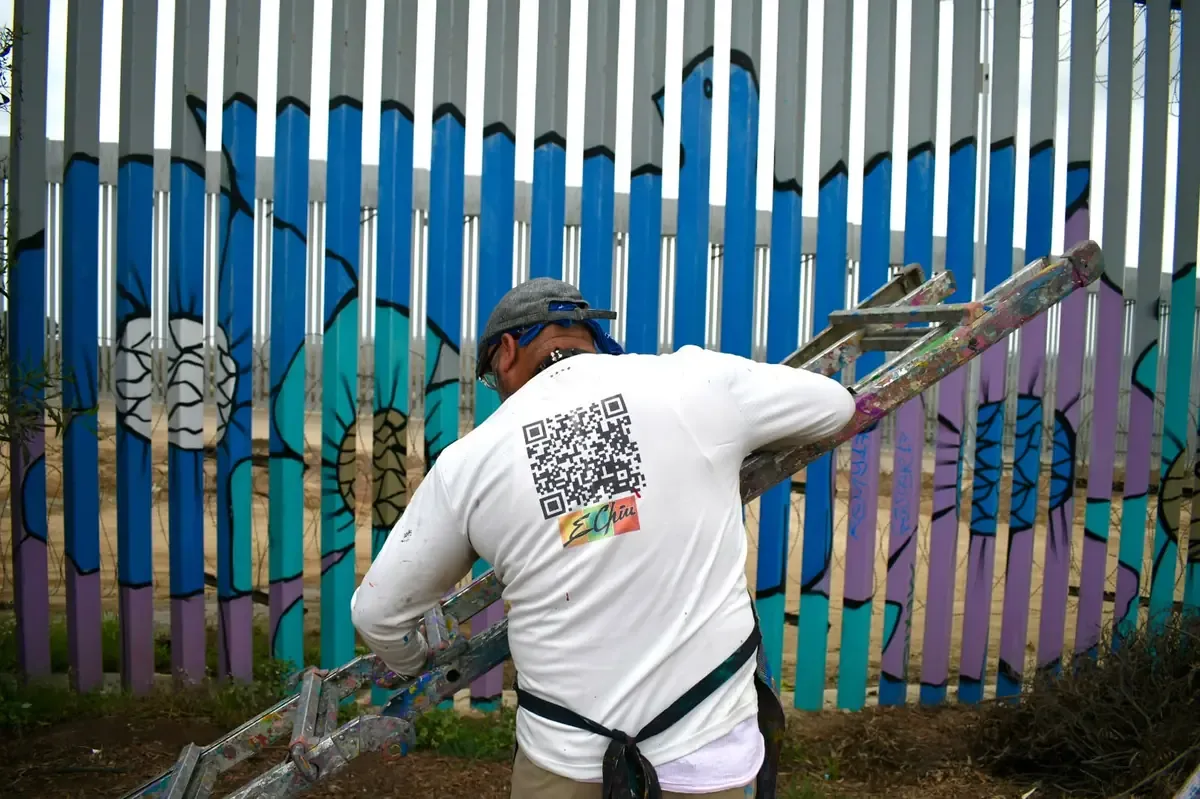El mural en Playas de Tijuana busca crear conciencia sobre la paz en medio de la violencia.
