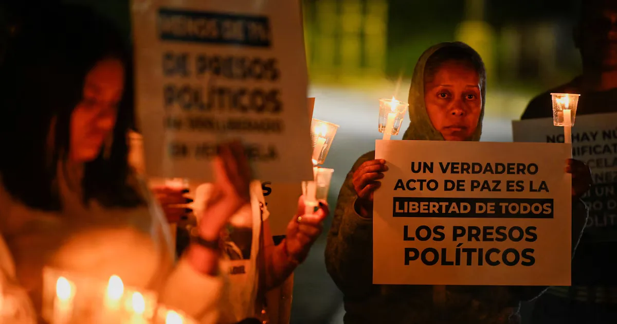 Activistas y familiares de presos políticos protestan en Venezuela por justicia.
