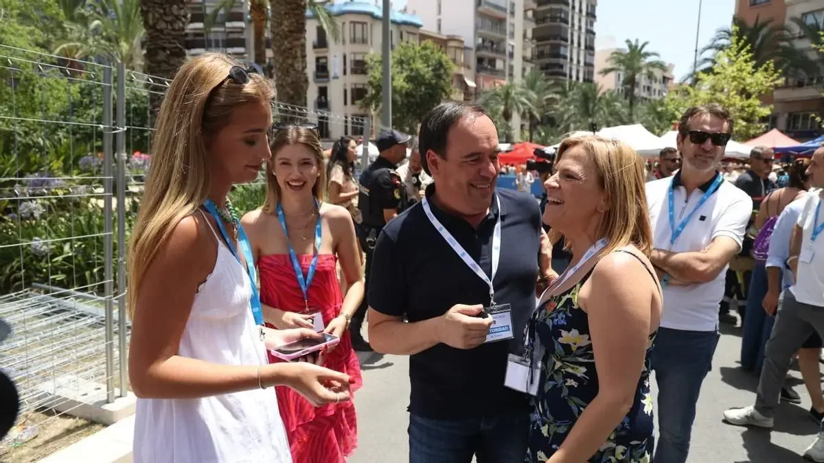 Juanfran Pérez Llorca y Pilar Bernabé destacan en la festividad con fuerte presencia política.