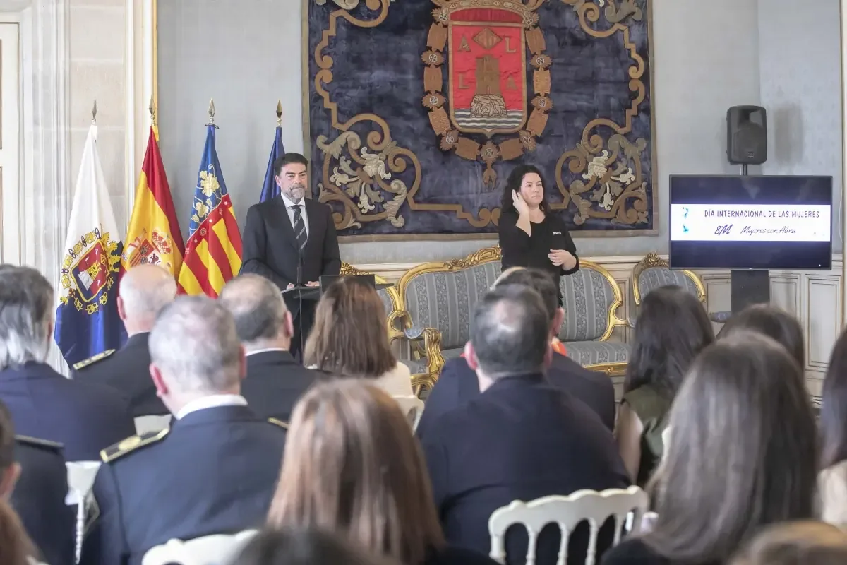 Actos separados del PP y la oposición reflejan la controversia sobre igualdad en Alicante.