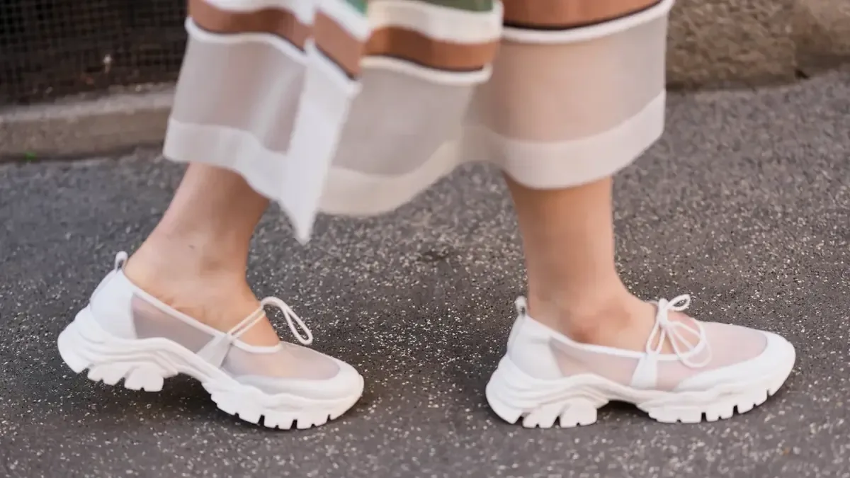 Actualización de tendencias que redefinirán el estilo con tenis elegantes y versátiles.