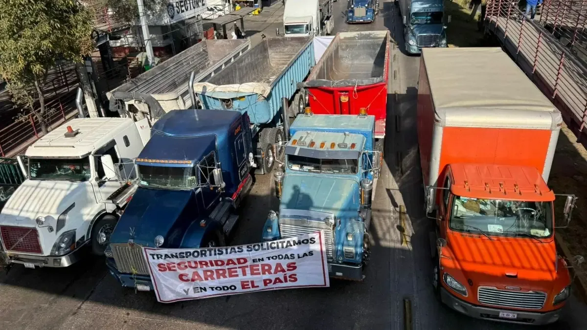 Transportistas y campesinos levantan bloqueos tras acuerdo con el Gobierno, asegurando la circulación normal en carreteras.