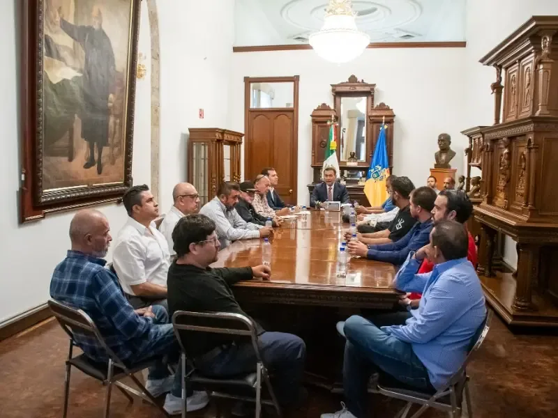 Acuerdos incluyen diálogo y mesas de trabajo para abordar demandas de conductores.