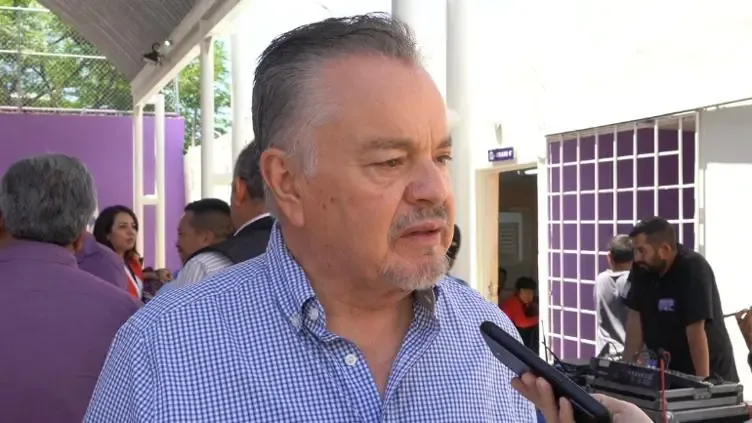 El senador del PAN critica a Morena por desviar la atención de la violencia en Sinaloa.