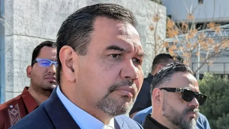 Cruz Pérez Cuéllar solicita denuncia por incendio en Chihuahua, responsabilizando a la diputada y al partido.