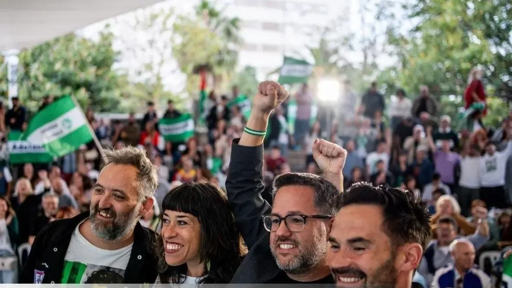 El partido andalucista celebra con humor y protesta en Cádiz mientras se prepara para las elecciones.