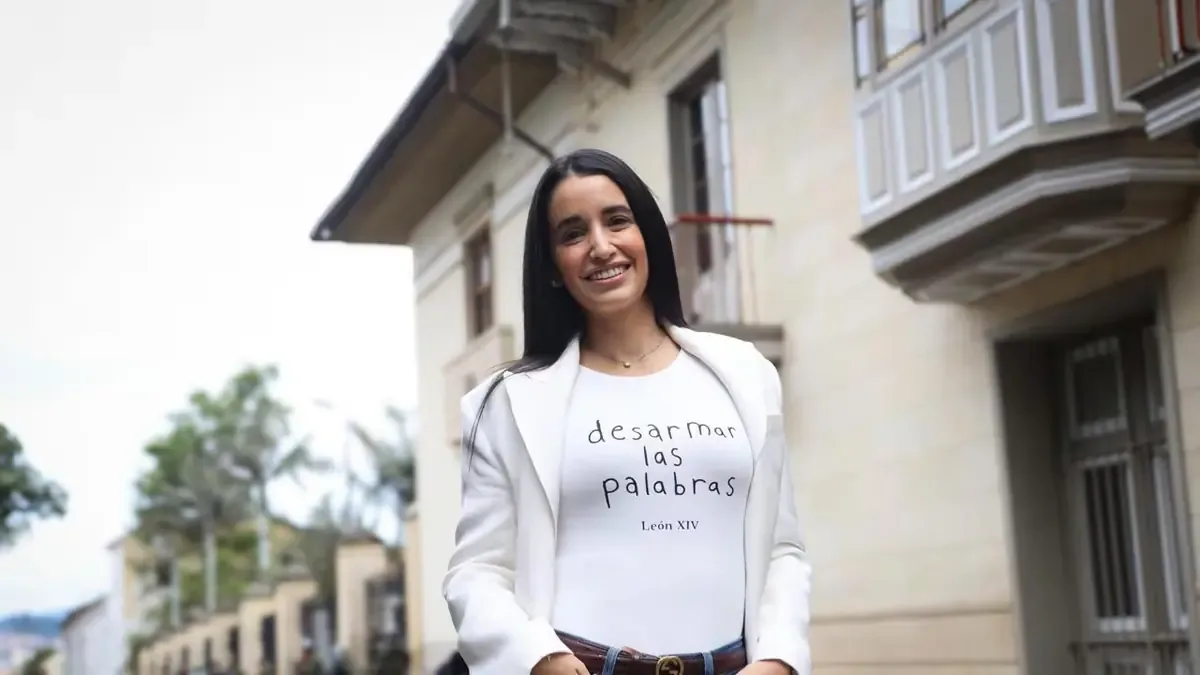 La esposa de Armando Benedetti se hizo notar con un outfit significativo en las votaciones del 31 de mayo.