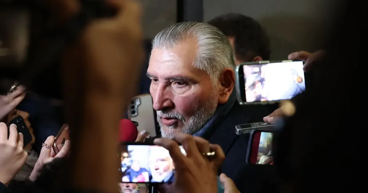El senador de Morena respalda públicamente las aspiraciones de su colega tras su renuncia al cargo.