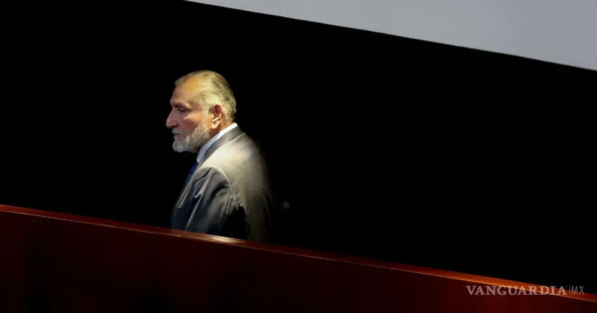 Adán Augusto López, excoordinador de Morena en el Senado, durante su anuncio de renuncia.