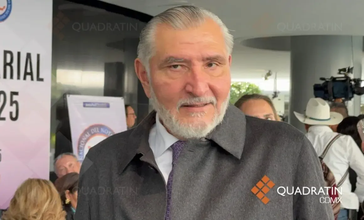 Adán Augusto López Hernández durante la conferencia de prensa sobre el avión militar.
