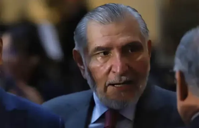 El ex secretario de Gobernación se niega a comentar sobre su estatus migratorio en Estados Unidos.