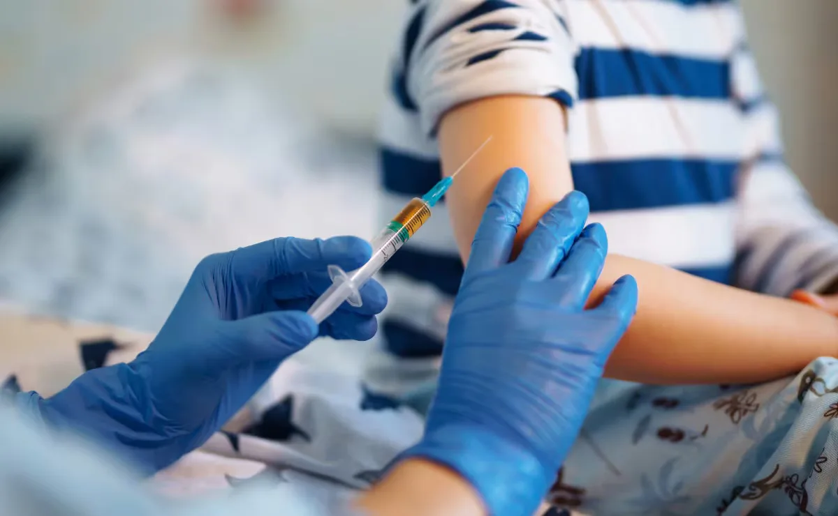 Adolescente de 15 años bajo vigilancia epidemiológica por sarampión en Querétaro.