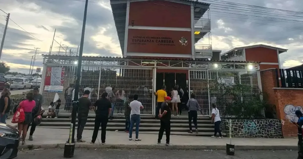 La agresión genera alarma en la comunidad educativa y lleva a la suspensión de clases en la institución.