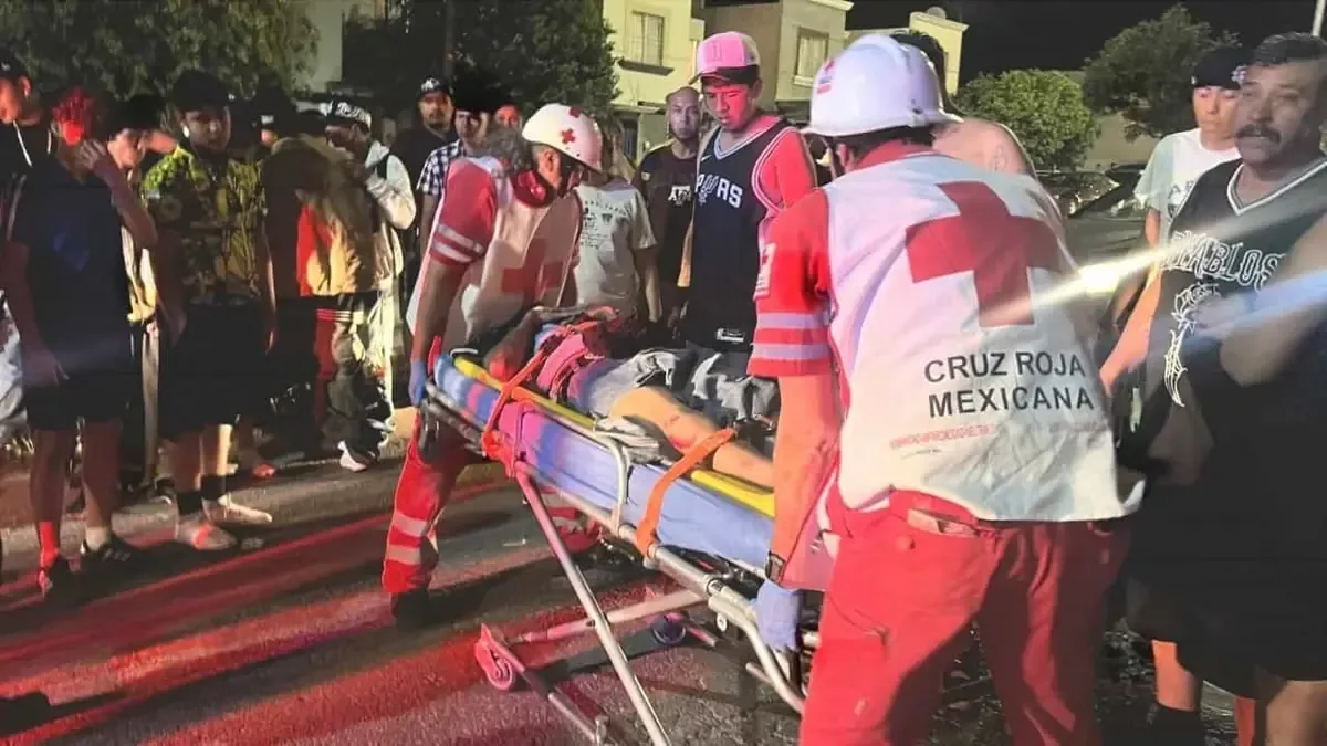 Un adolescente fallece y otro queda en estado crítico en un trágico accidente vial en Saltillo.