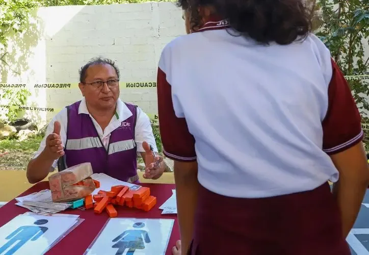 Adolescentes de Cancún solicitan información sobre salud sexual en ferias.