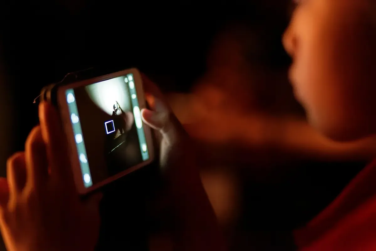 La Policía Cibernética advierte sobre el riesgo de la búsqueda de aceptación en comunidades digitales.