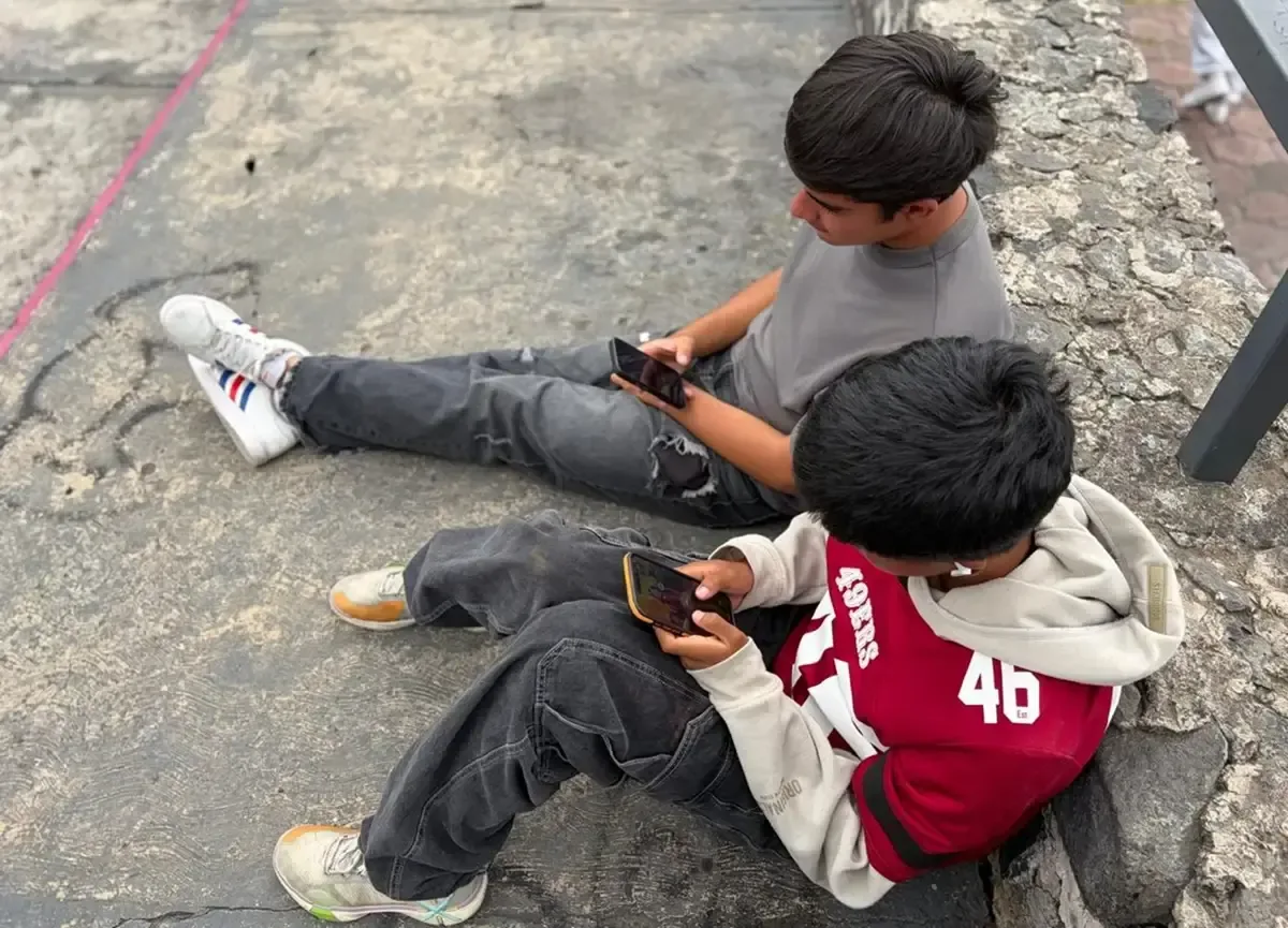 Los adolescentes enfrentan retos en su atención y vida social en medio del uso intensivo de dispositivos móviles.