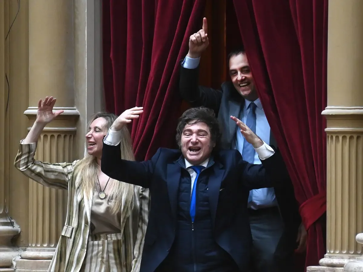 La situación de Adorni se complica con una posible moción de censura y tensión entre aliados políticos.