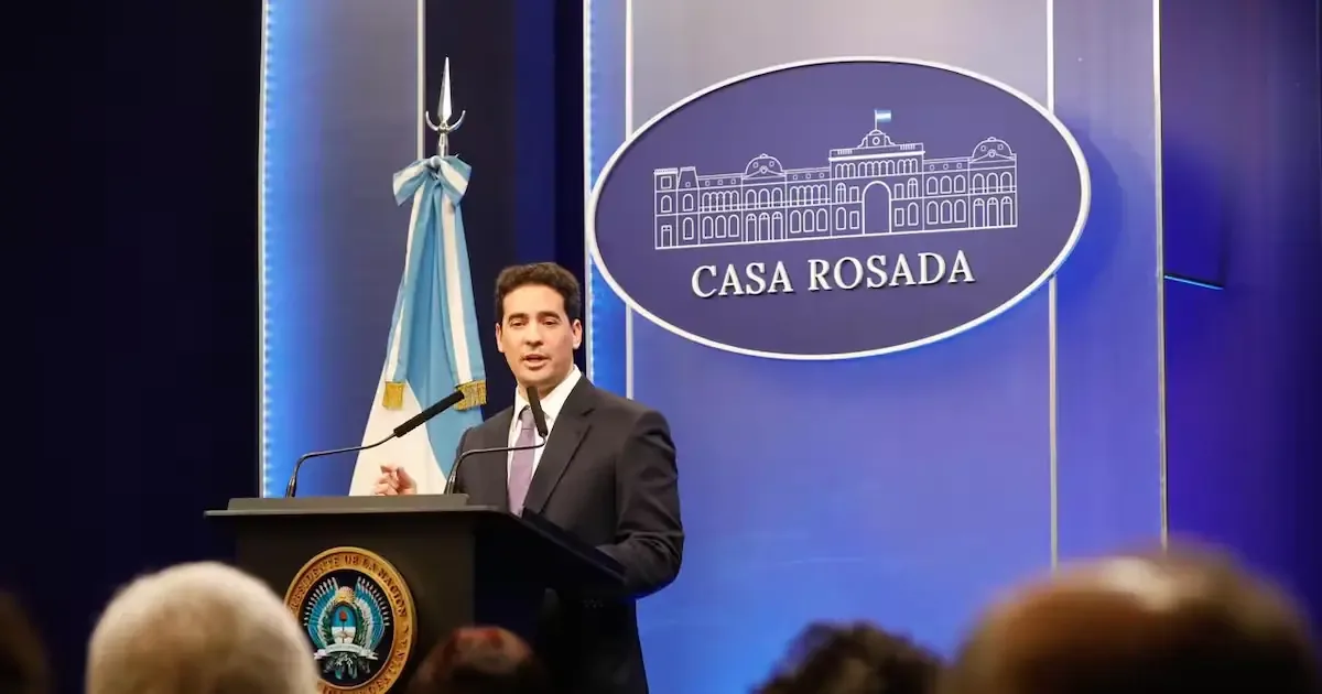 La gestión reciente busca distanciarse de la figura de Adorni mientras se prepara al nuevo portavoz.