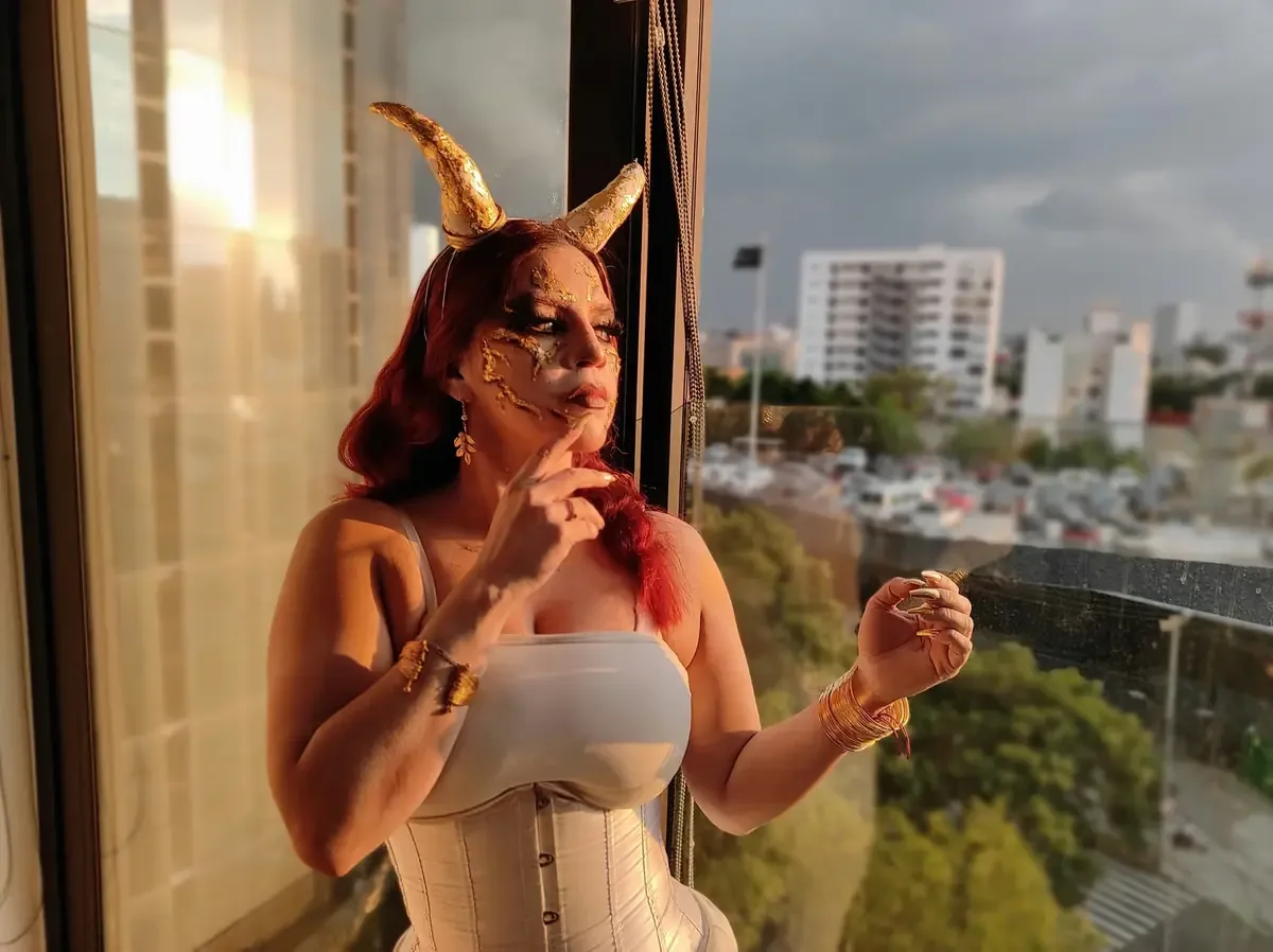 La actriz mexicana explora la vida de mujeres valientes en su carrera cinematográfica.