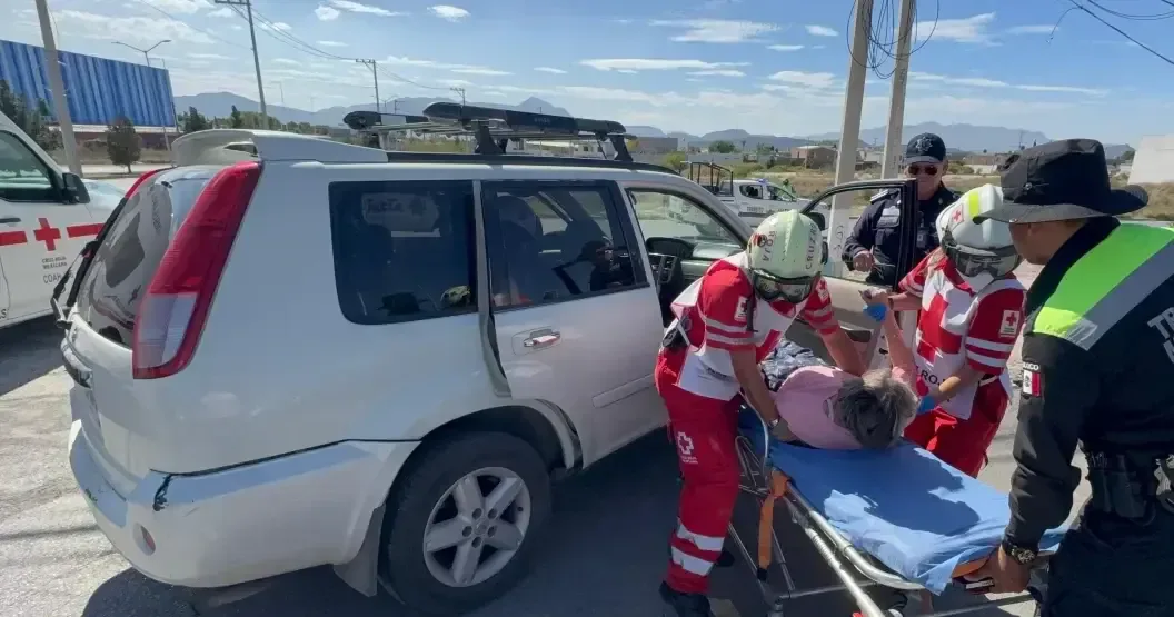 Una mujer de 69 años fue impactada por un vehículo cuyo conductor no respetó la luz del semáforo.