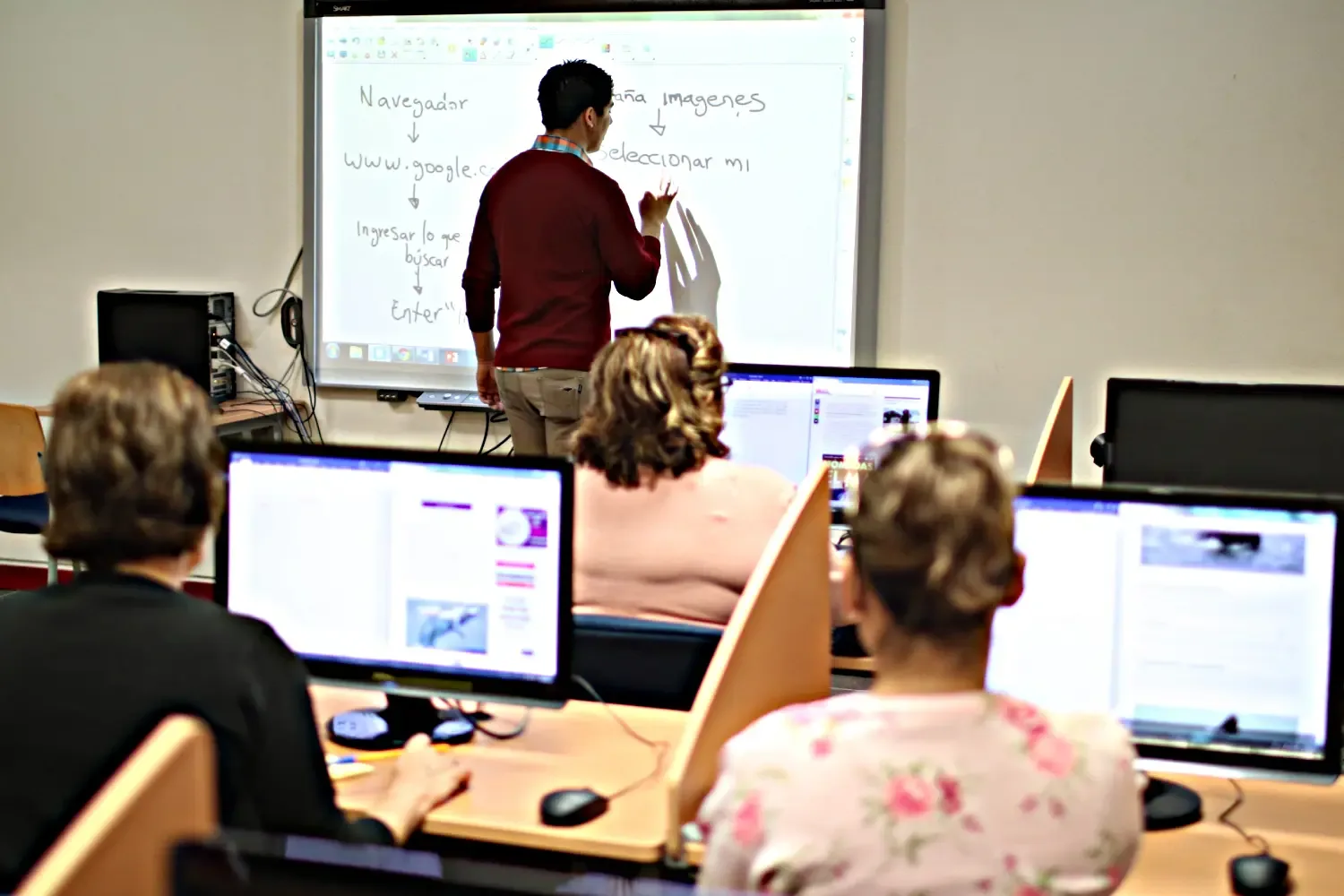 "Adultos mayores aprenden nuevas habilidades digitales en la UABCS."
