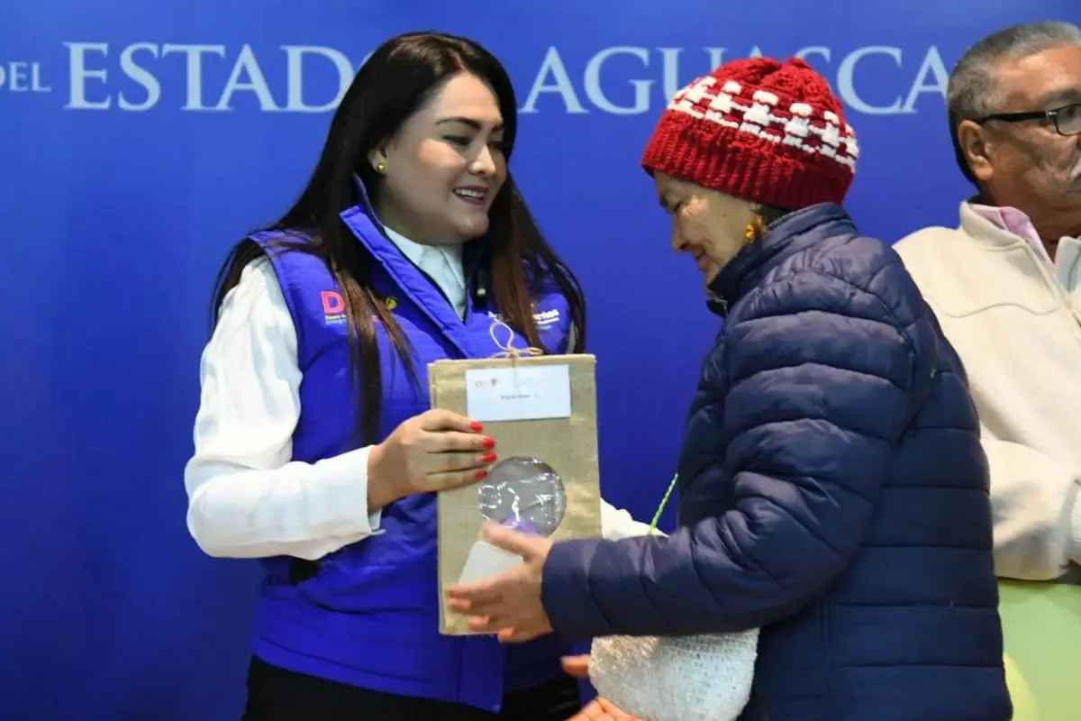 Adultos mayores sonríen tras recibir prótesis dentales del programa Sonrisas Gigantes.