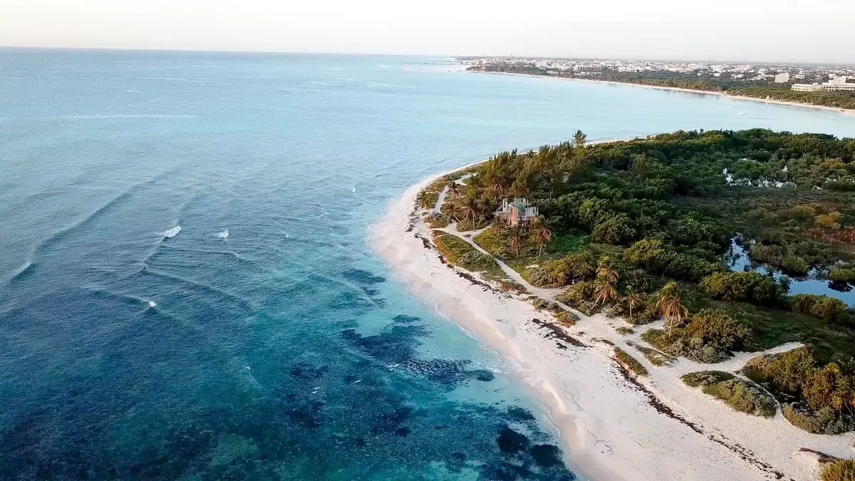 La reubicación del aeródromo busca mitigar riesgos para la población local en Playa del Carmen.