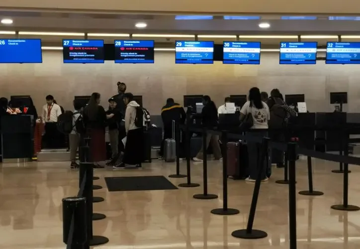 Aeronave de Air Canadá despegando hacia Cancún desde Calgary.