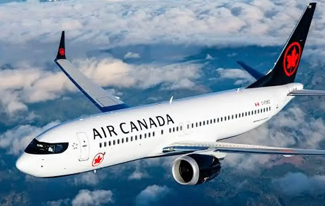 Aeronave de Air Canada listándose para operar en la ruta Calgary-Cancún.