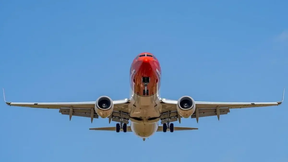 Un vuelo está cancelado y se reportan dos demoras significativas en la terminal.
