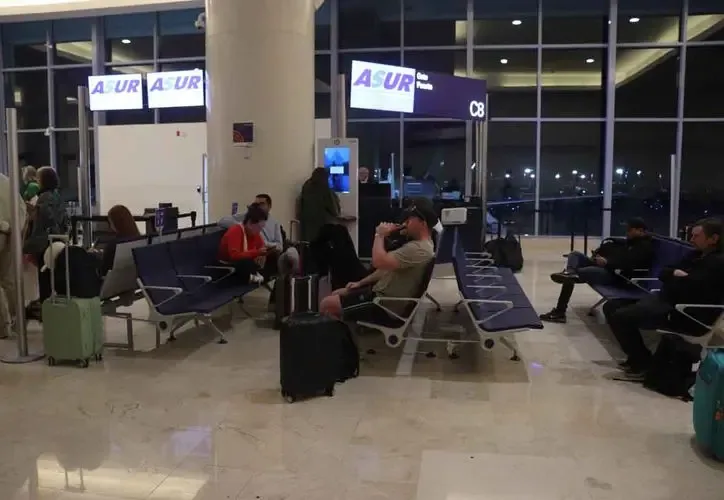 Aeropuerto Internacional de Cancún enfrenta cancelaciones masivas por tormenta invernal.