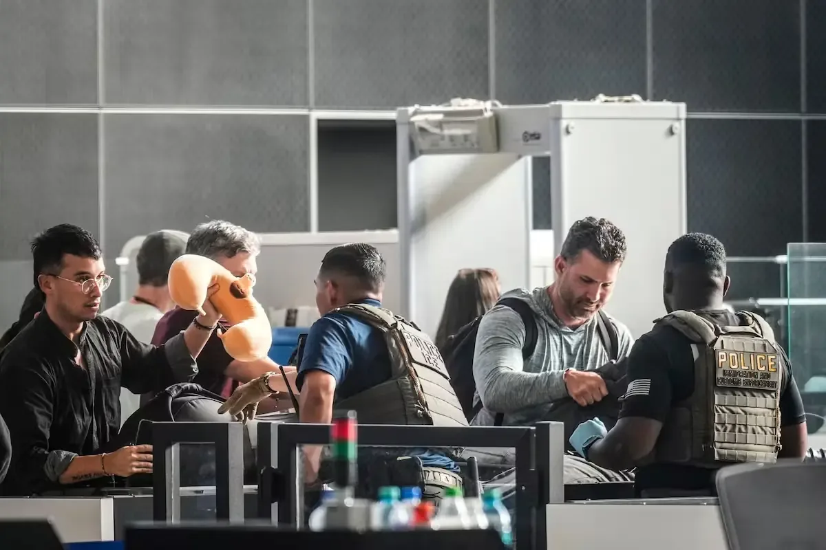 Los migrantes enfrentan un alto riesgo de detención en aeropuertos, advierte el abogado experto Hugo Vera.