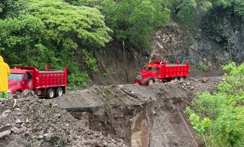La tormenta tropical Boris causa daños significativos en vías de Oaxaca, afectando la movilidad en la región.