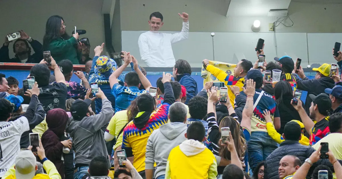 Afición del América se despide de Álvaro Fidalgo en el estadio.