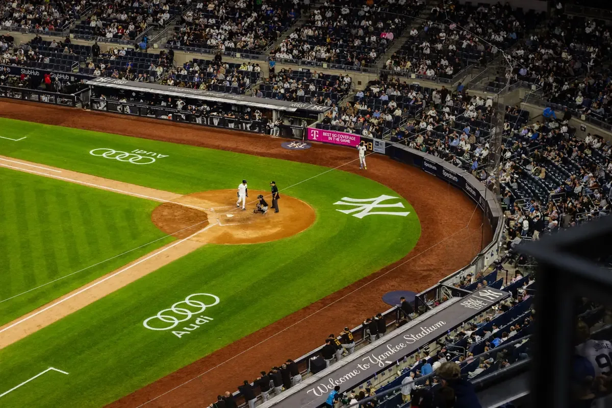 La interferencia de un aficionado causó la anulación de un cuadrangular y la derrota de los Yankees en los playoffs.