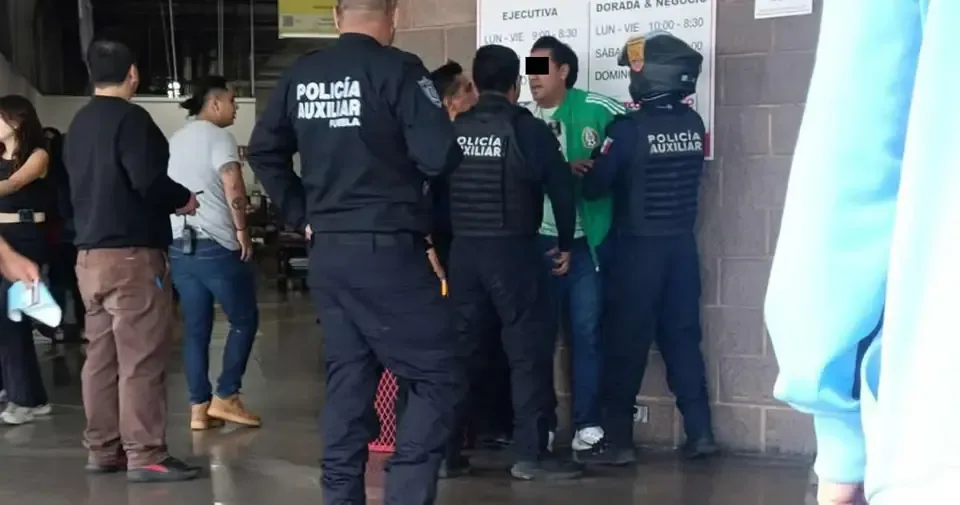 Un hombre fue sorprendido robando mientras vestía la camiseta de la selección nacional de fútbol.