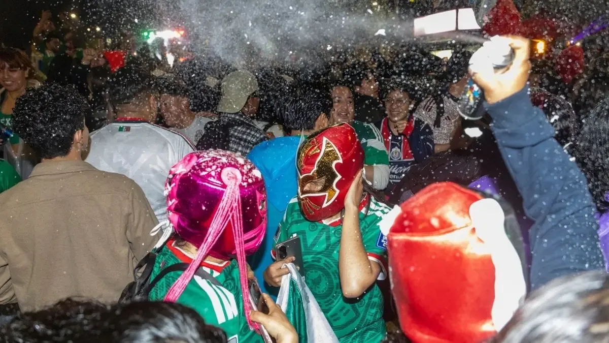 La afición se hace presente en el hotel de la Selección de Inglaterra y en el Ángel de la Independencia horas antes del encuentro.
